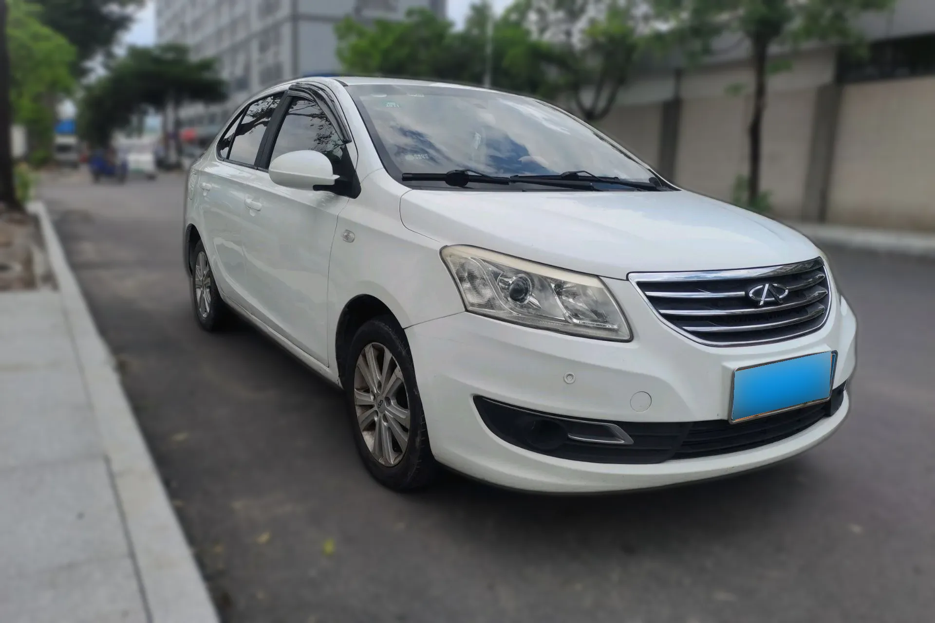 CHERY E3 1.5L 109HP L4 5MT 2013